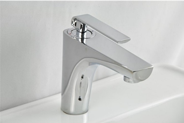 Wholesale And Retail Promotion  Classic Chrome Finish Solid Brass Bathroom Faucet Single Handle Sink Mixer Tap